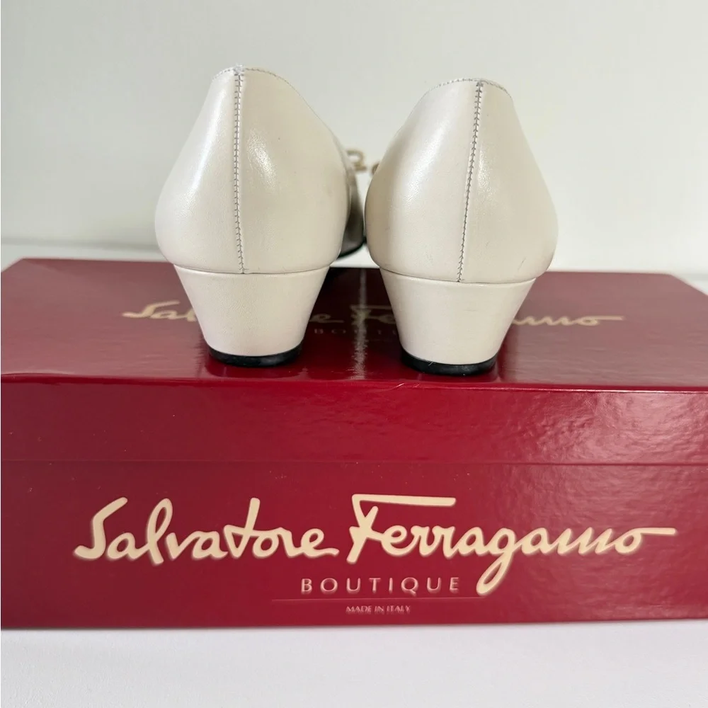 Salvatore Ferragamo Vara Bow Pumps Heel3’ Cream Gold Buckle Sz 7.5 Made In Italy - Picture 3 of 16